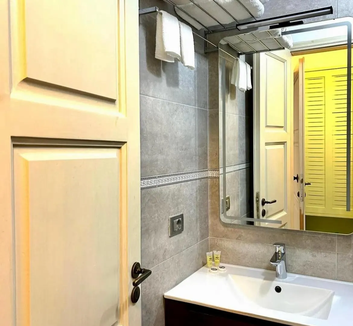 Guesthouse 1932 Himare Bed & Breakfast